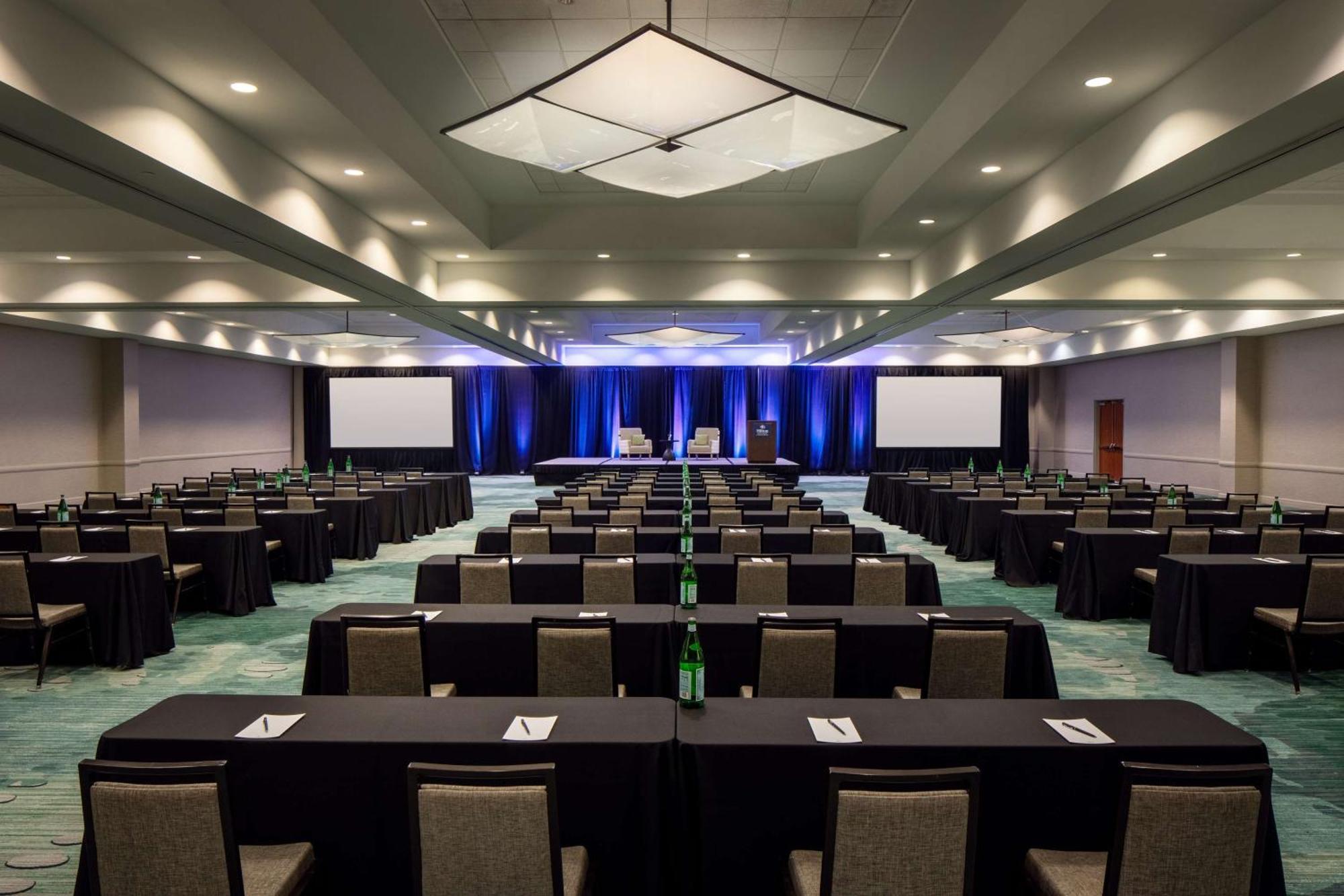 Hilton Carillon Park 4*